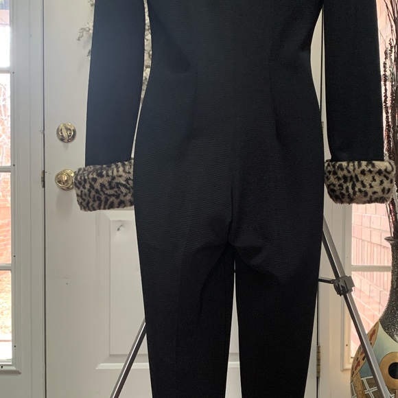 Feel like Cat Woman! Stretch knit catsuit with faux leopard fur-collar and cuffs - Picture 7 of 12